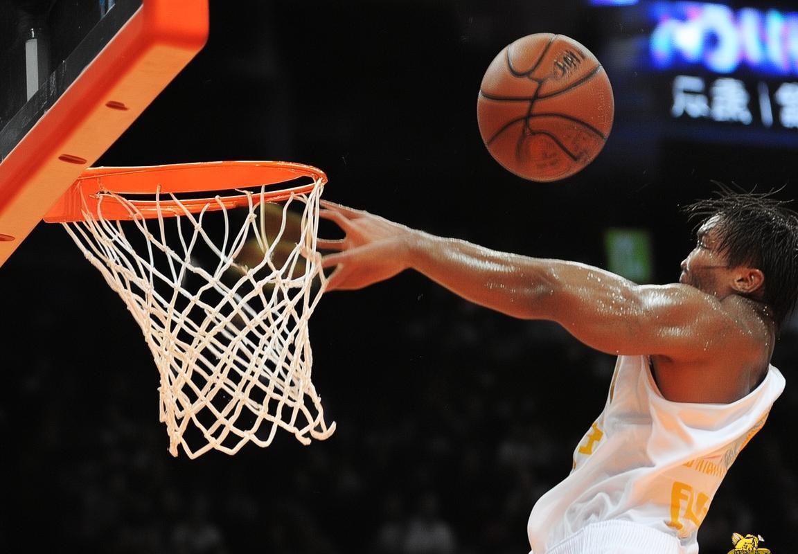 2014 CBA季后赛京粤巅峰对决战术解析与精彩瞬间回顾(图3)